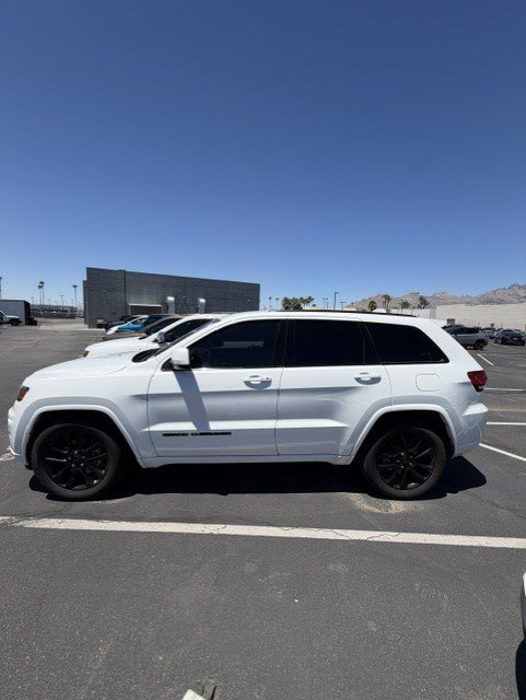 Used 2020 Jeep Grand Cherokee Altitude RWD image 3