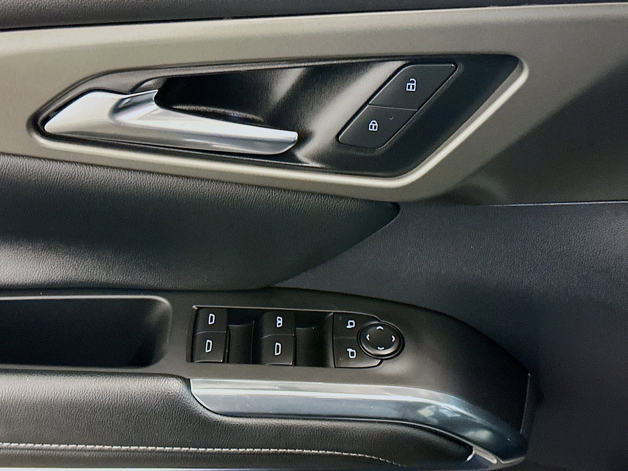 Used 2025 Chevrolet Traverse LT image 15