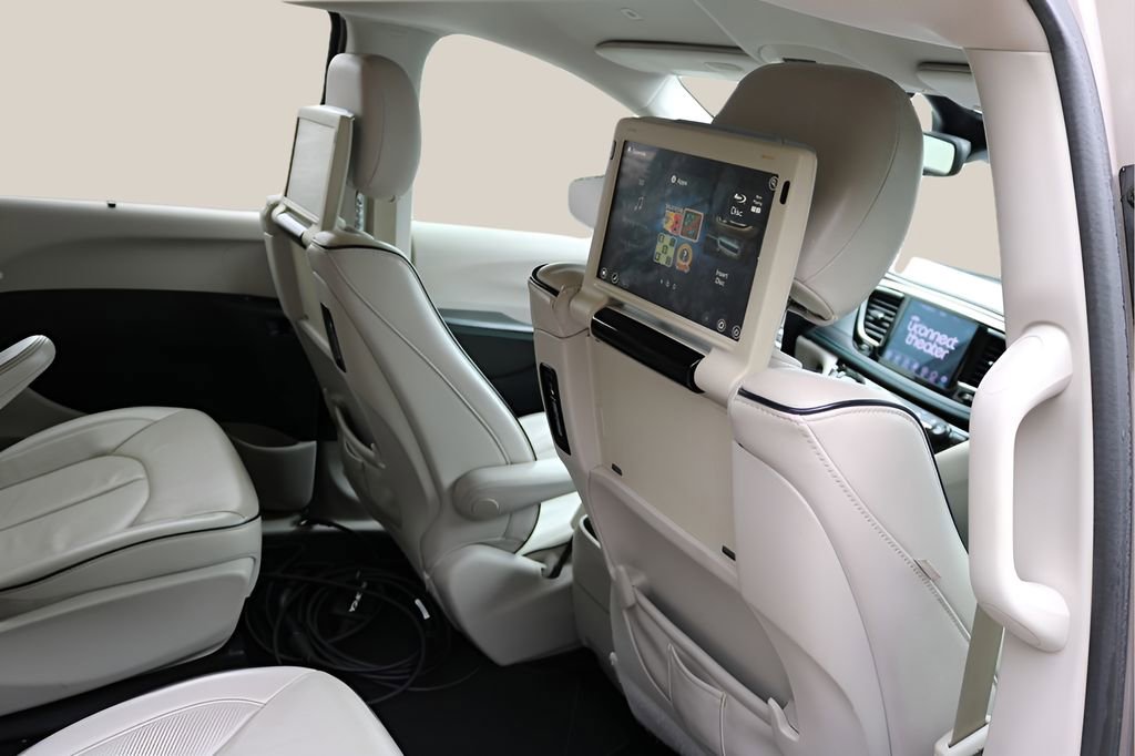 Used 2018 Chrysler Pacifica Limited w/ Advanced Safetytec Group FWD image 19