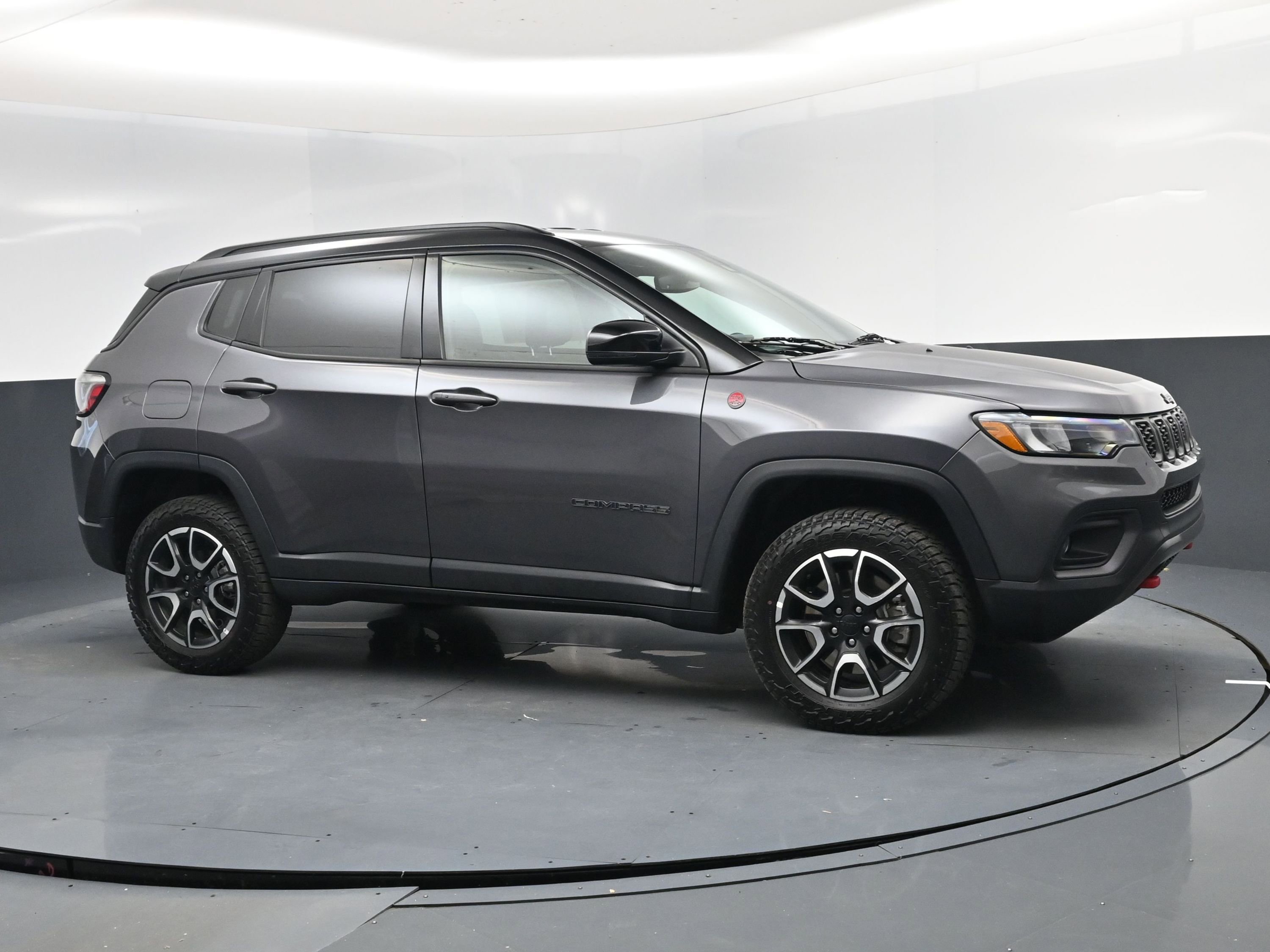 Used 2024 Jeep Compass Trailhawk image 2