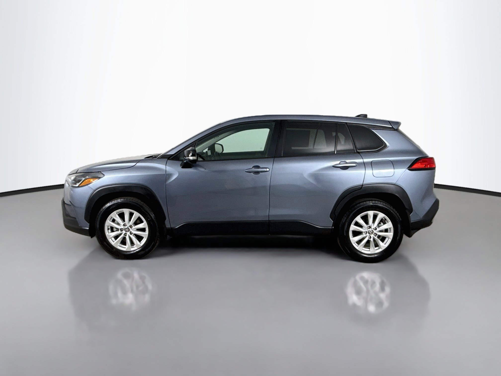 Used 2025 Toyota Corolla Cross LE AWD/4WD image 4