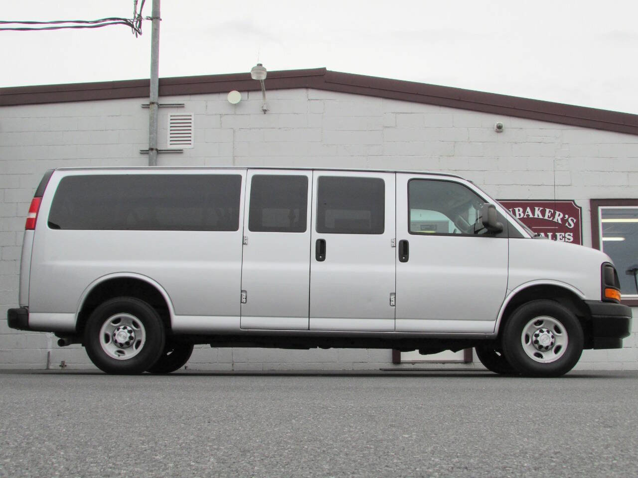 Used 2017 Chevrolet Express 3500 LS image 1