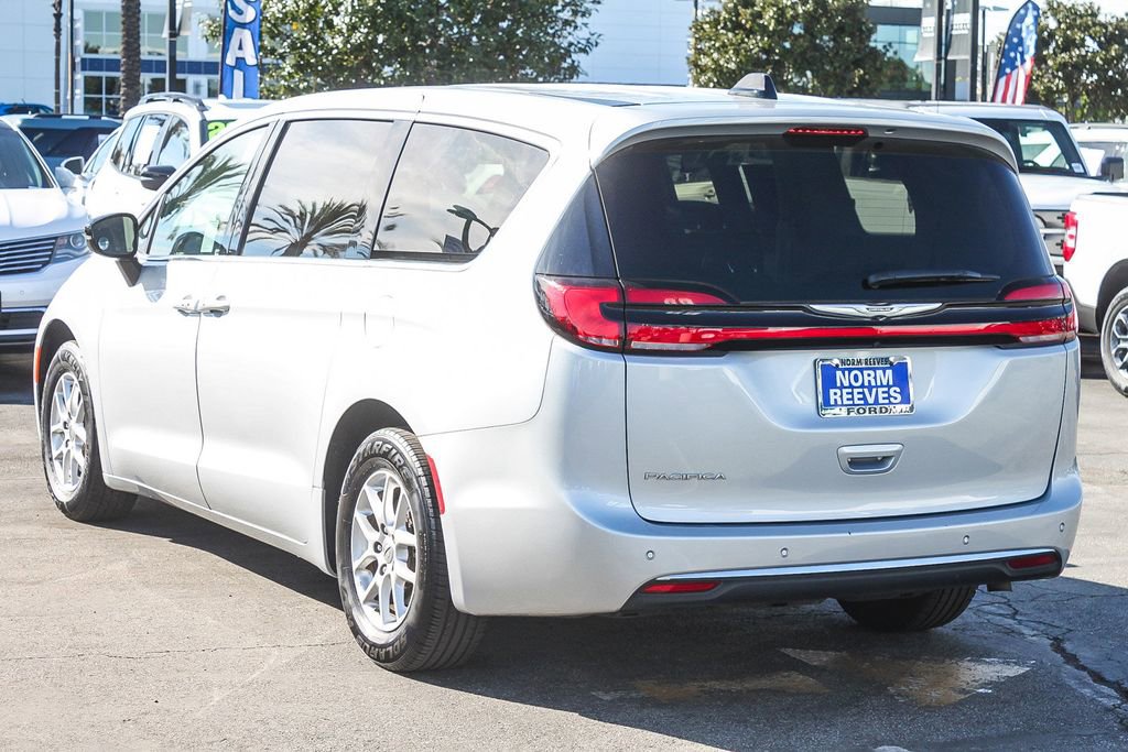 Used 2024 Chrysler Pacifica Touring-L image 9