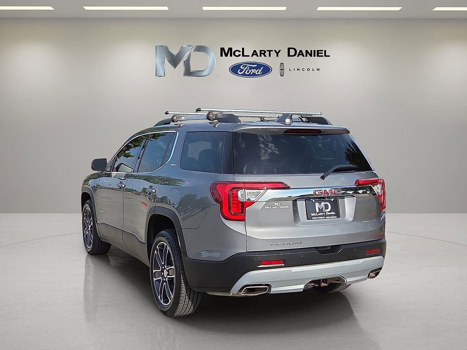 Used 2021 GMC Acadia SLT w/ Premium Package FWD image 4