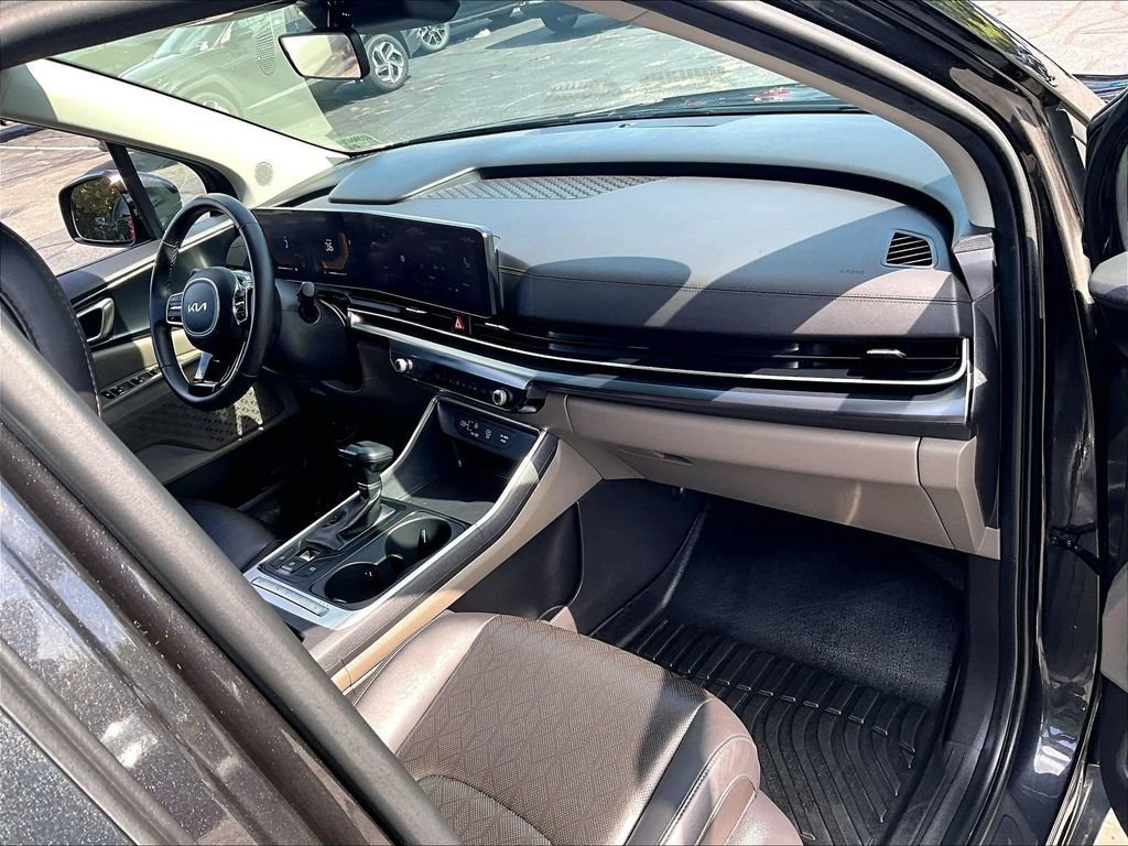 Used 2025 Kia Carnival FWD image 22