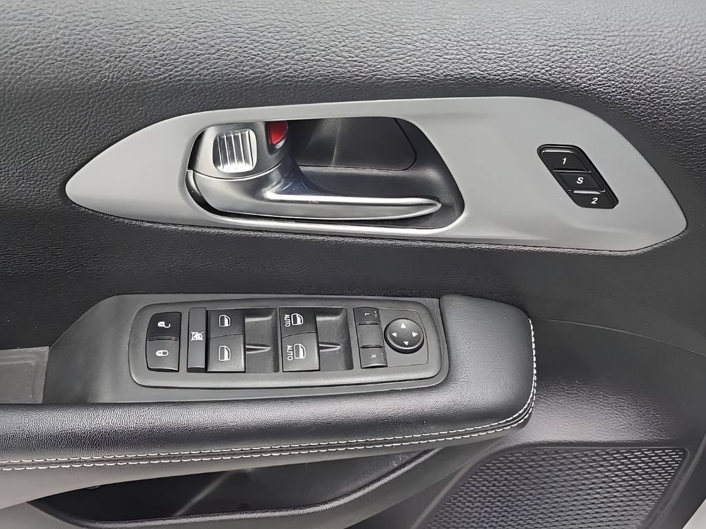 Used 2024 Chrysler Pacifica Limited FWD image 10