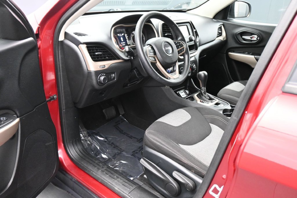 Used 2017 Jeep Cherokee Sport FWD image 2