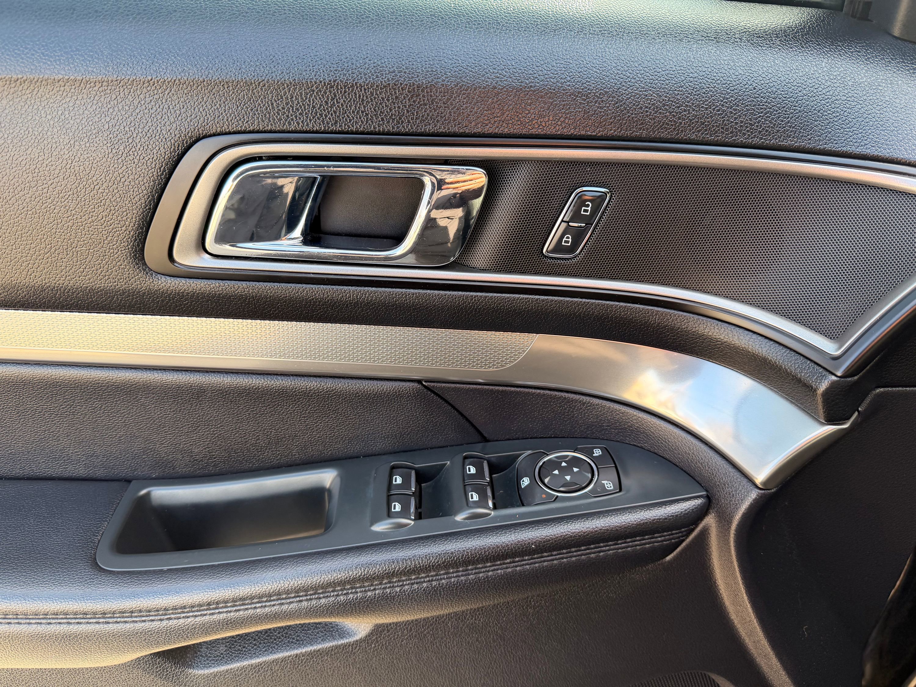 Used 2019 Ford Explorer XLT image 18