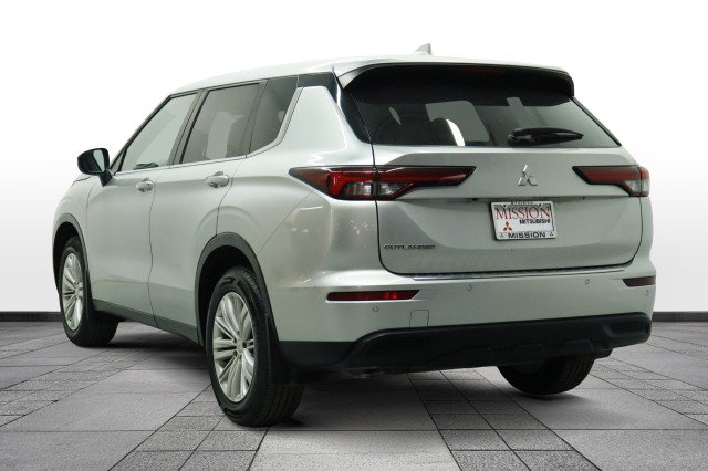 Used 2023 Mitsubishi Outlander ES FWD image 5