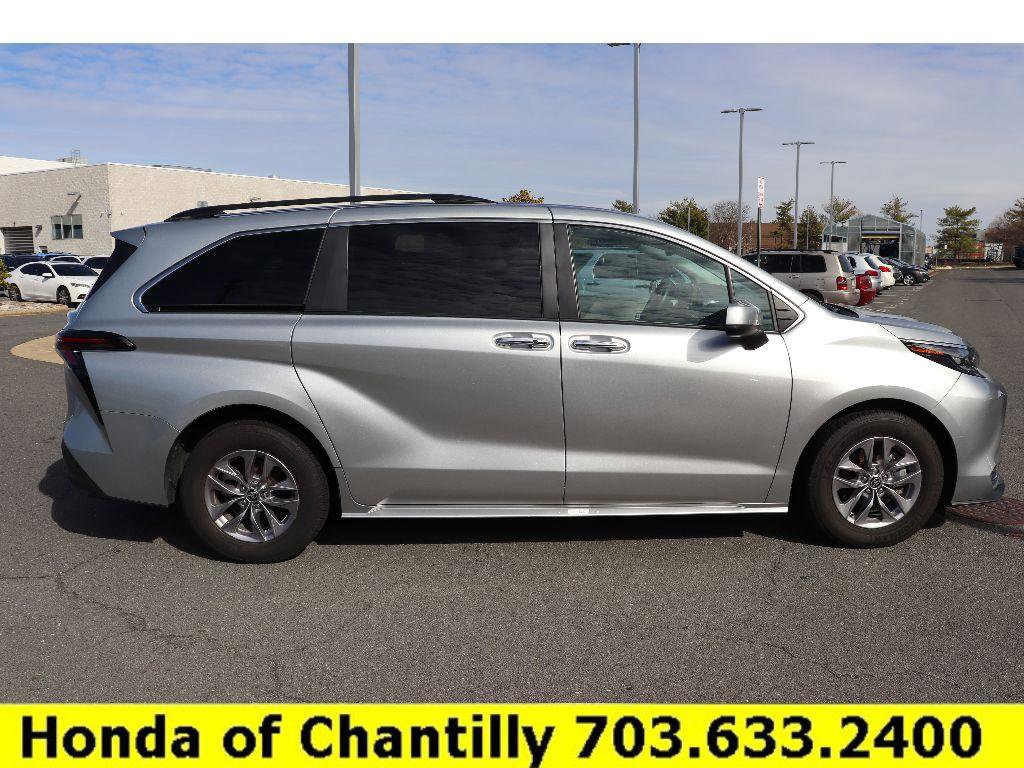 Used 2024 Toyota Sienna XLE image 8