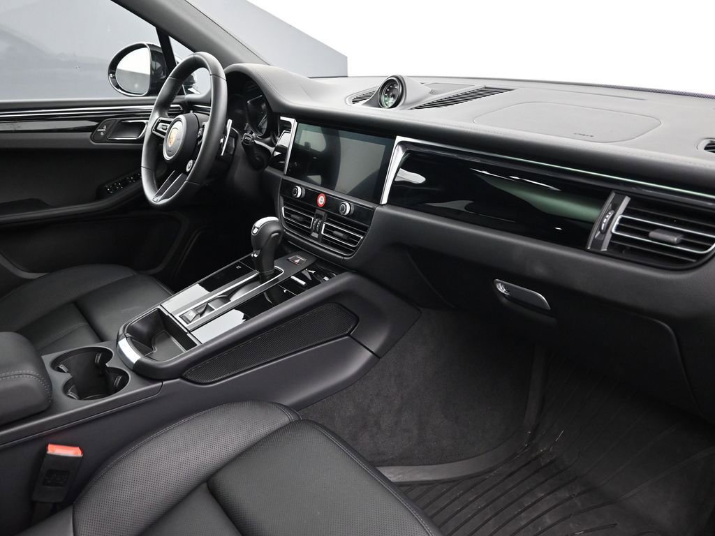 Certified 2026 Porsche Macan AWD/4WD image 14