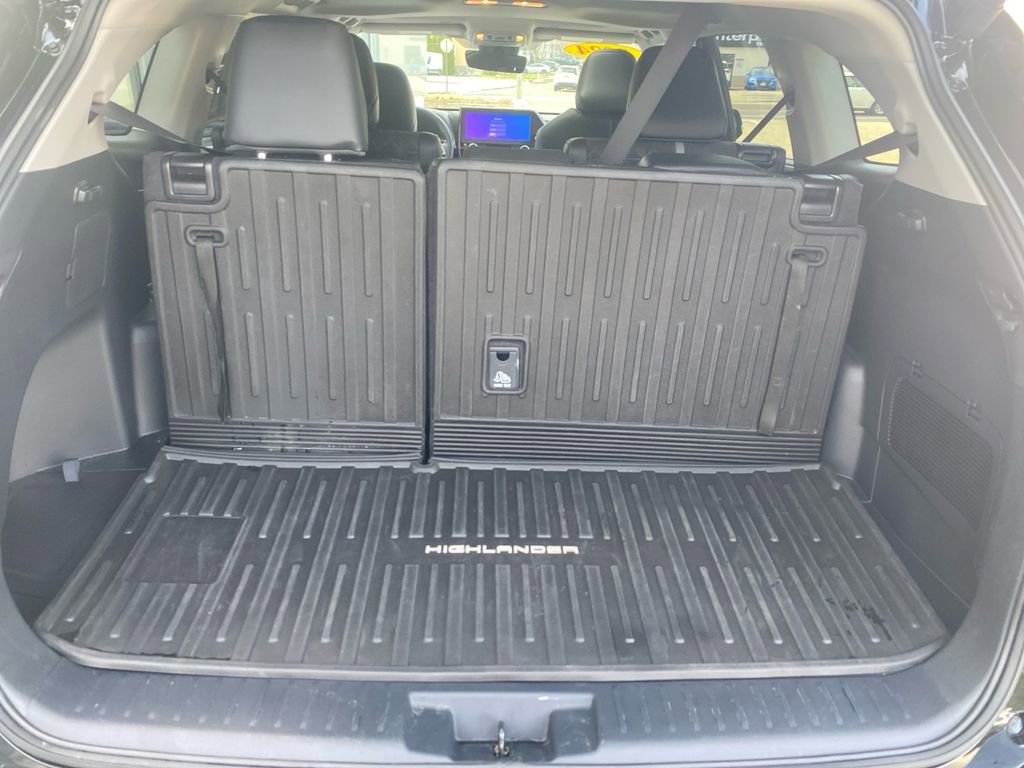 Used 2024 Toyota Highlander XLE image 30