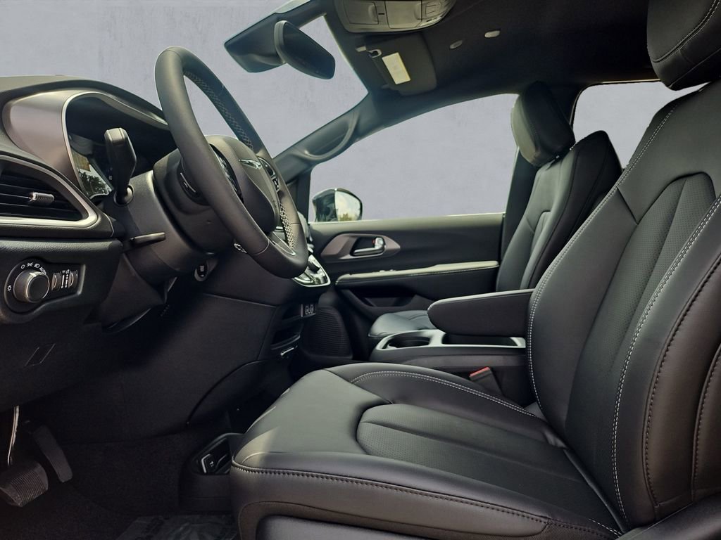 New 2025 Chrysler Voyager LX image 9