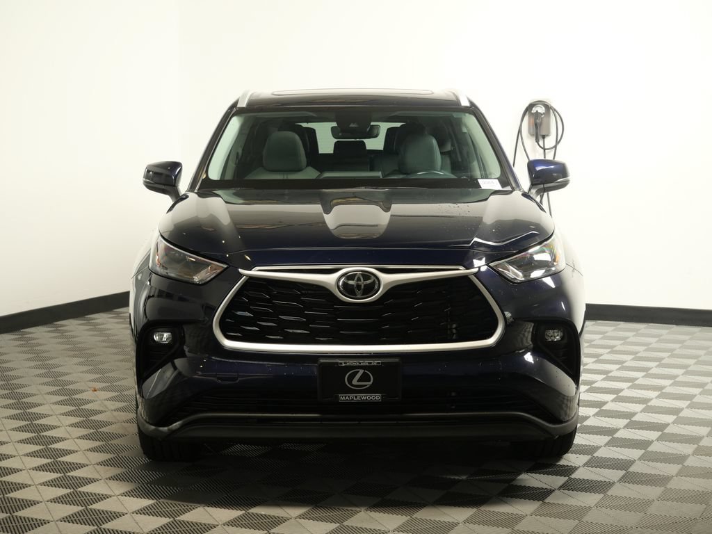 Used 2022 Toyota Highlander XLE AWD/4WD image 2