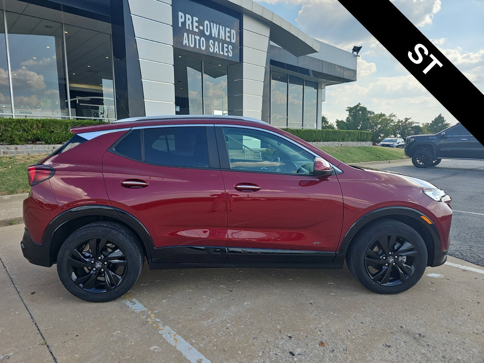 Used 2025 Buick Encore GX Sport Touring w/ Comfort Package AWD/4WD image 2