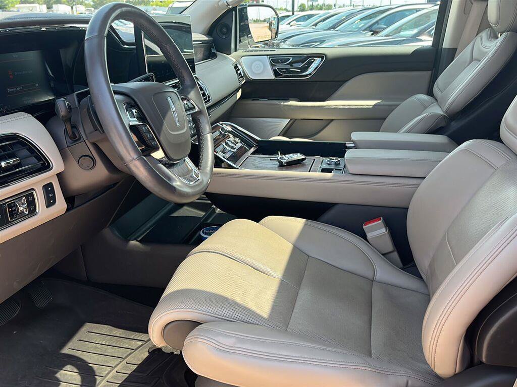 Used 2024 Lincoln Navigator Reserve AWD/4WD image 3