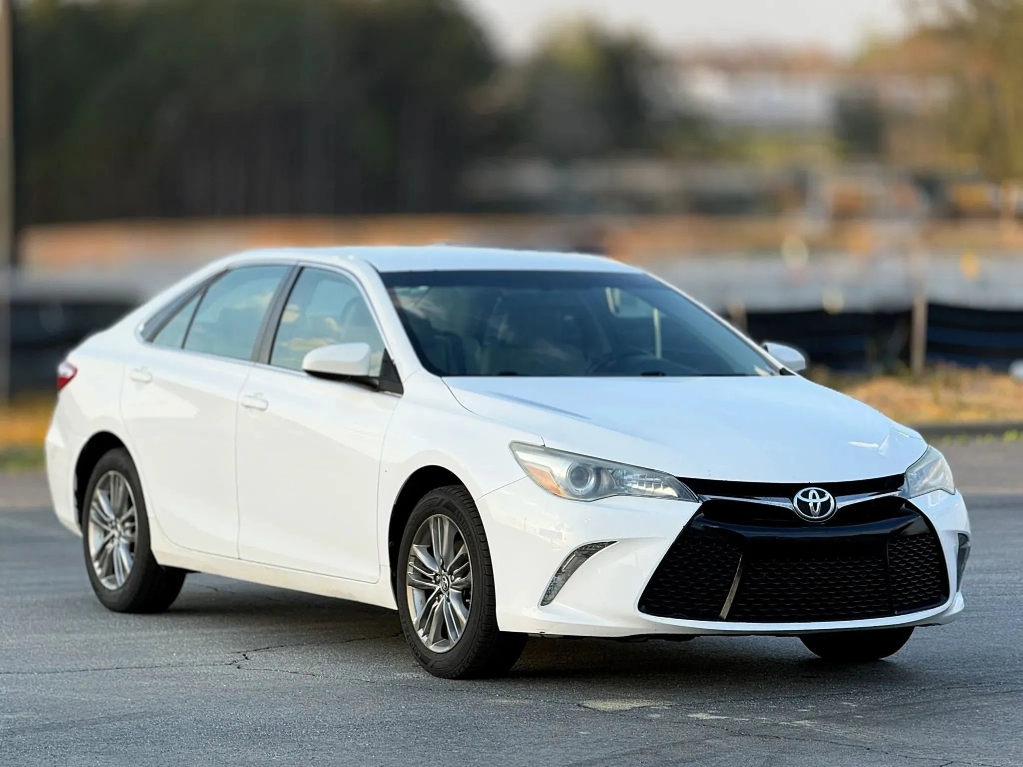 Used 2016 Toyota Camry SE image 1