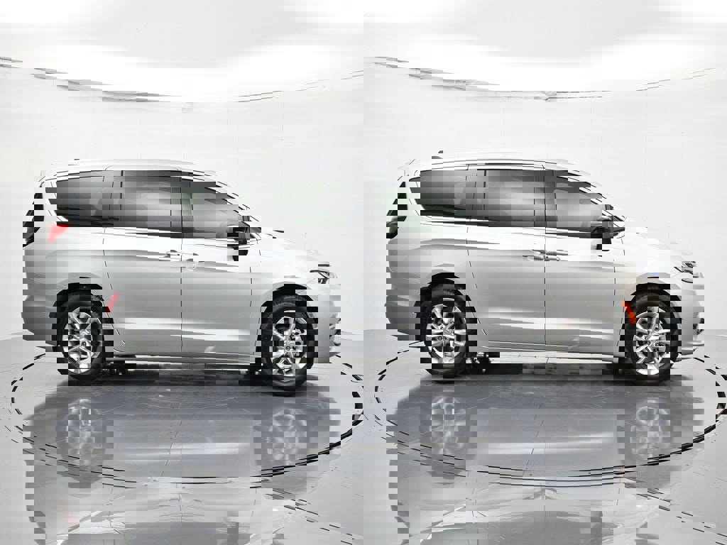 New 2026 Chrysler Pacifica Select image 4