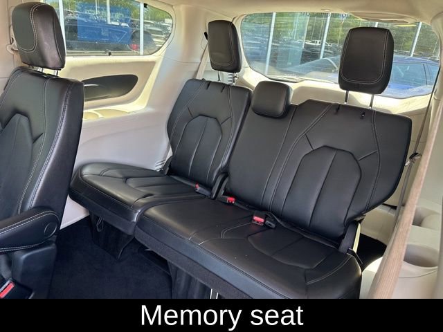 Used 2022 Chrysler Pacifica Touring-L AWD/4WD image 17