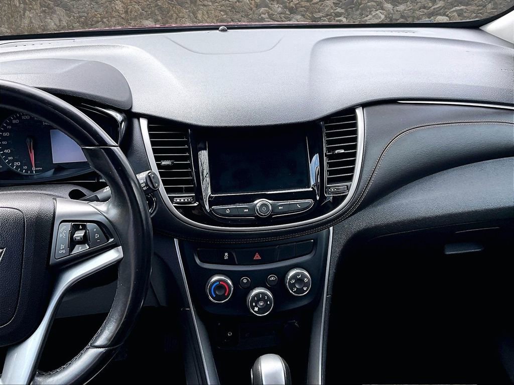 Used 2019 Chevrolet Trax LT w/ LT Convenience Package image 6