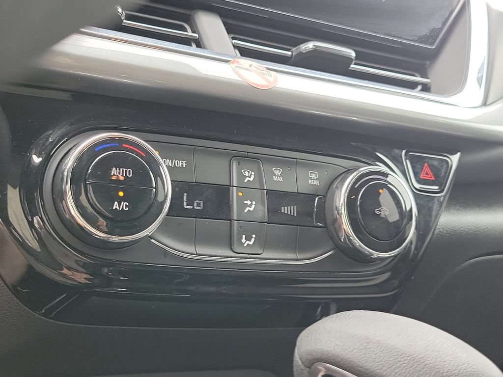 Used 2025 Chevrolet Trax LT FWD image 32