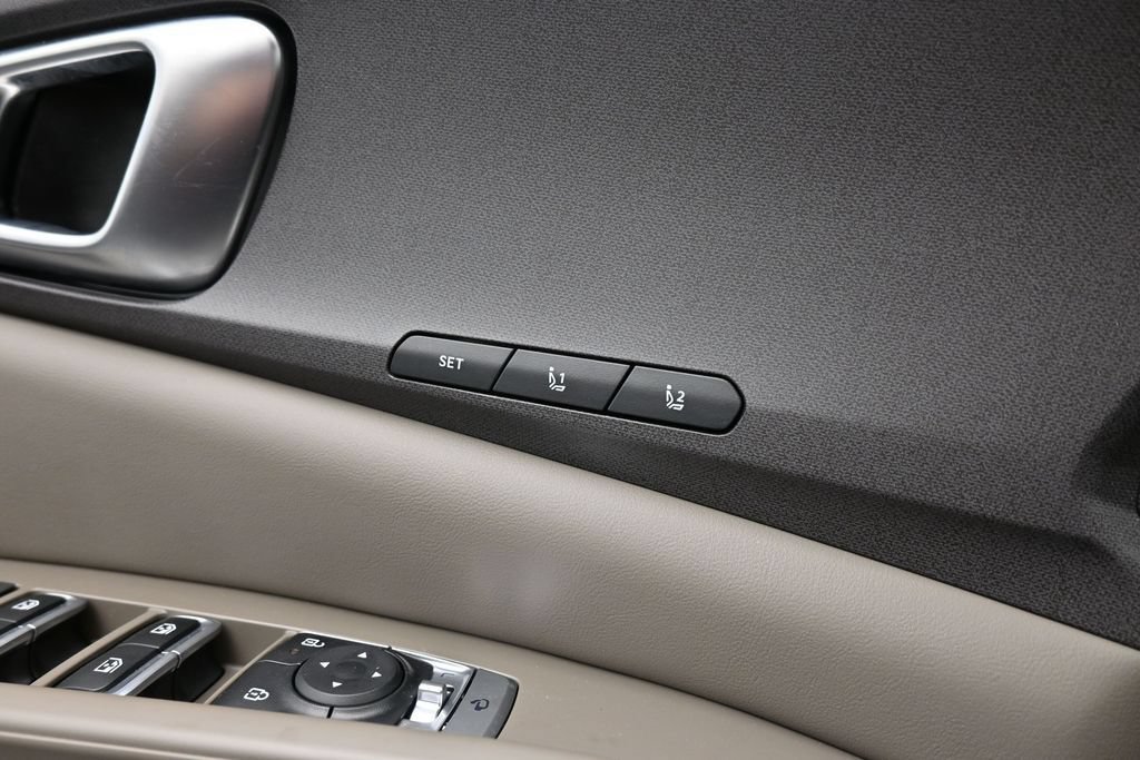 Used 2025 Kia Carnival EX FWD image 18