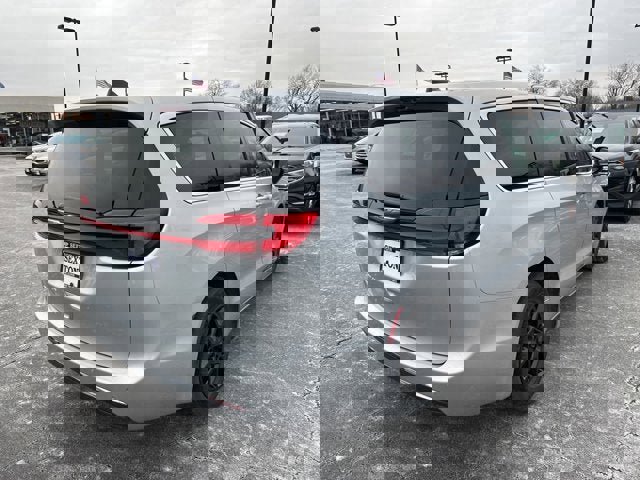 Used 2024 Chrysler Pacifica Touring-L image 5