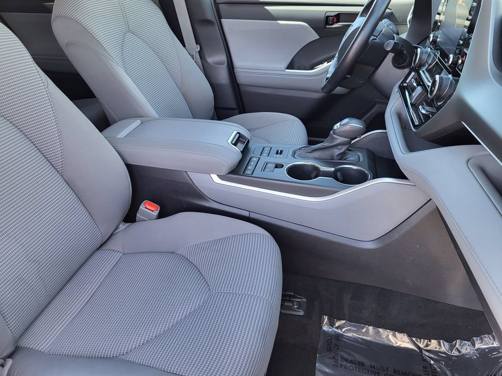 Used 2021 Toyota Highlander LE AWD/4WD image 5