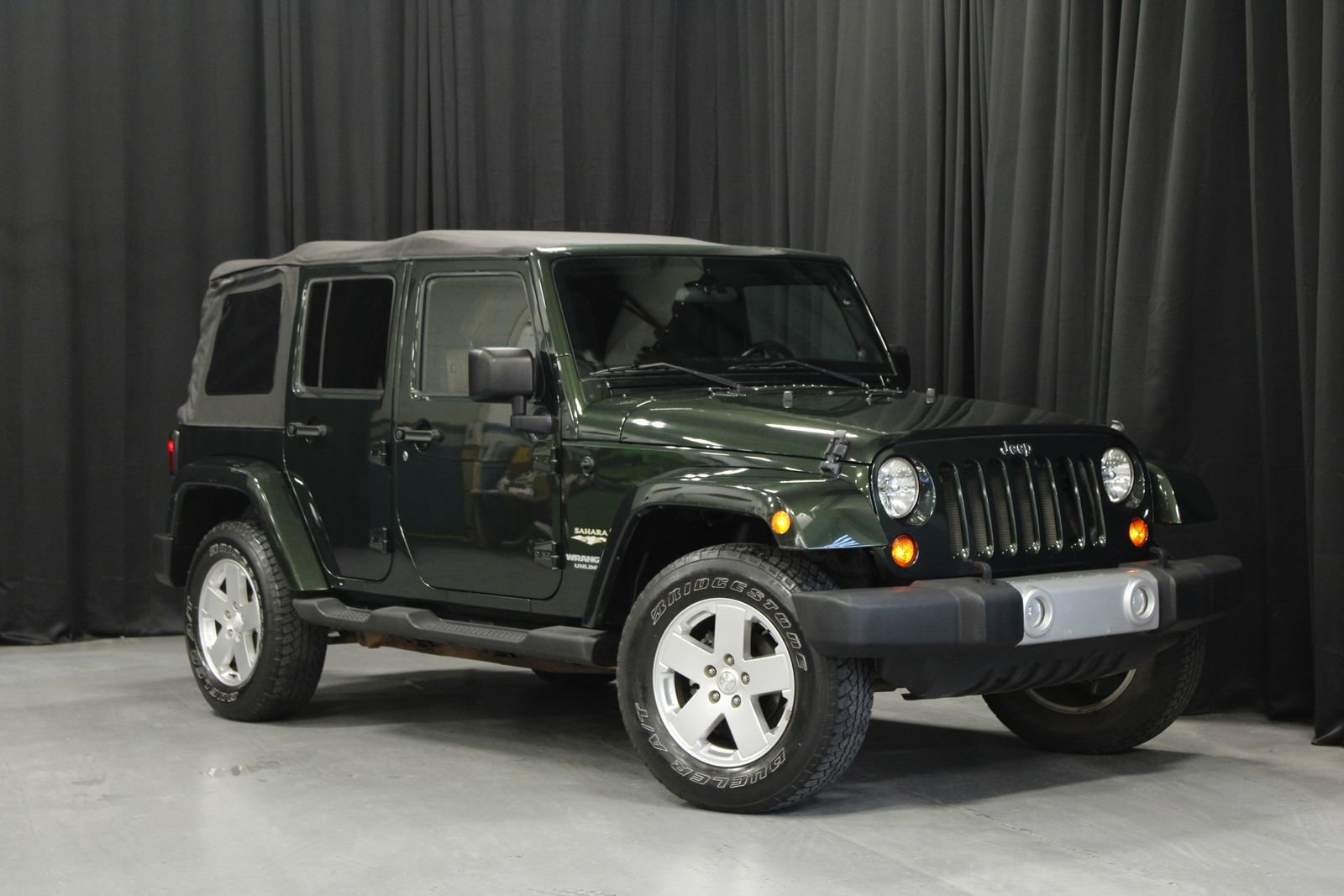 Used 2011 Jeep Wrangler Unlimited Sahara w/ Connectivity Group AWD/4WD image 7