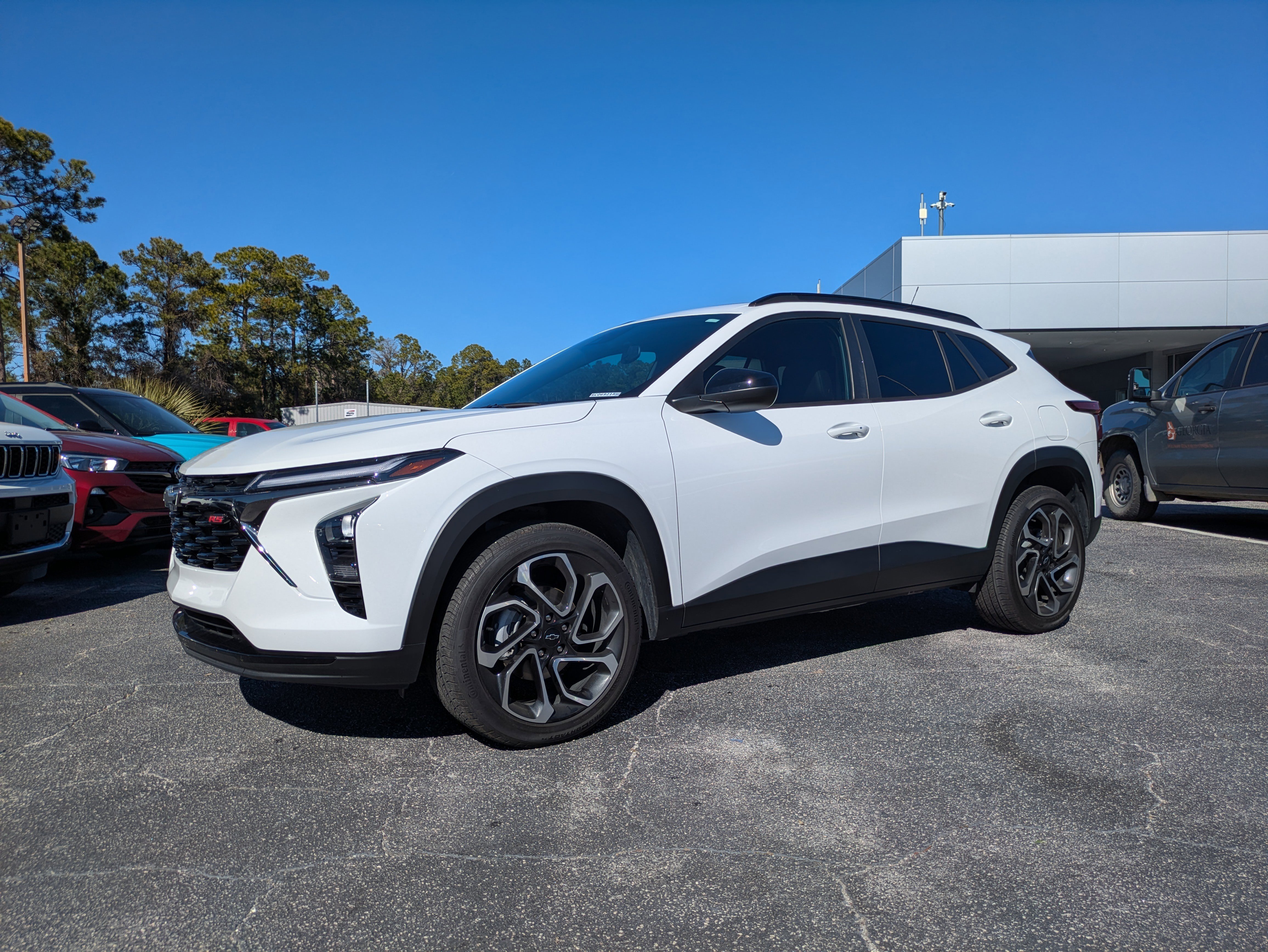 Used 2025 Chevrolet Trax RS w/ Sunroof Package image 2