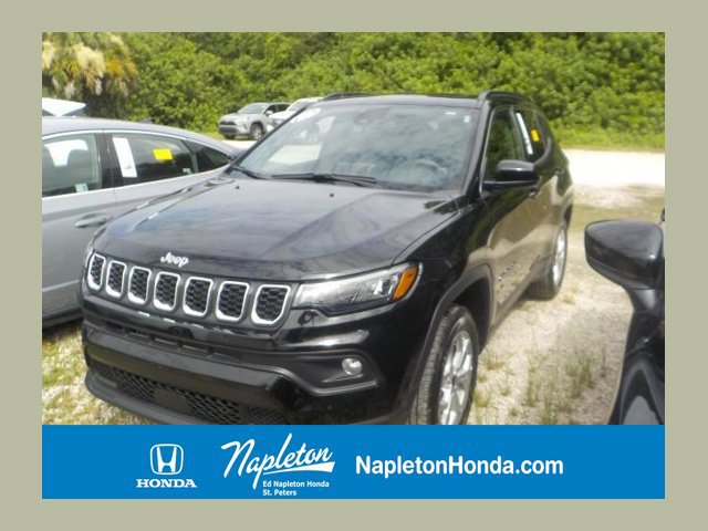 Used 2025 Jeep Compass Latitude w/ Sun & Sound Group AWD/4WD image 1