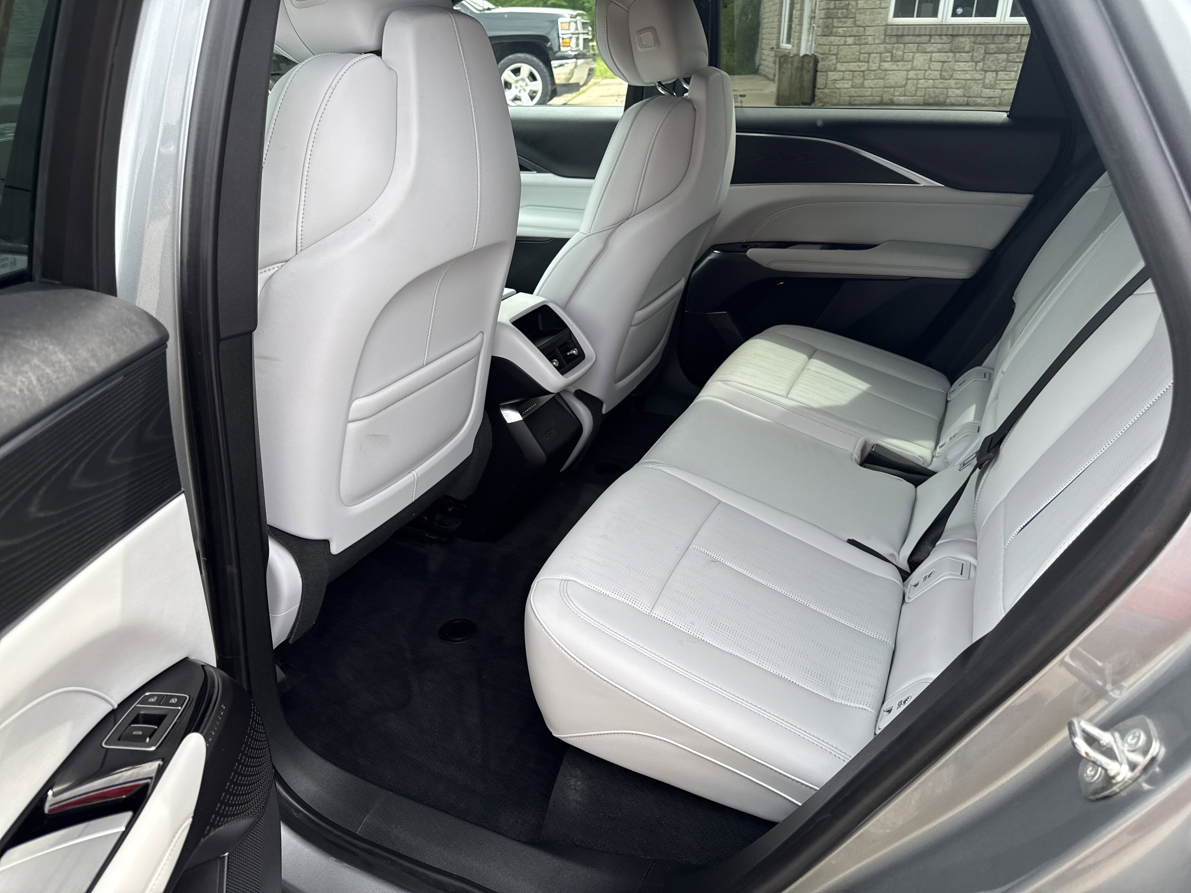 Used 2024 Cadillac Lyriq Luxury w/ LPO, Floor Liner Package AWD/4WD image 17
