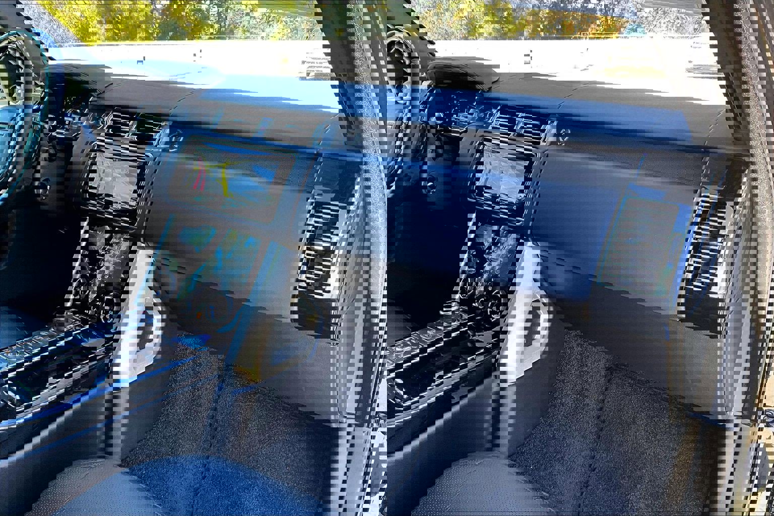 Used 2020 Land Rover Range Rover HSE image 17