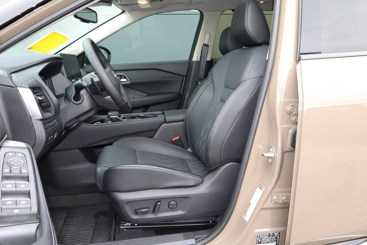 Used 2025 Nissan Rogue Platinum w/ Platinum Premium Package AWD/4WD image 7