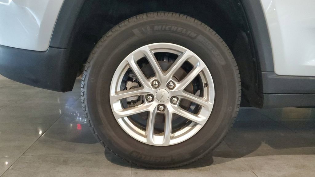 Used 2025 Jeep Grand Cherokee Laredo X image 6