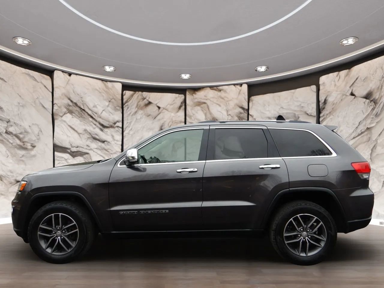 Used 2017 Jeep Grand Cherokee Limited AWD/4WD image 8