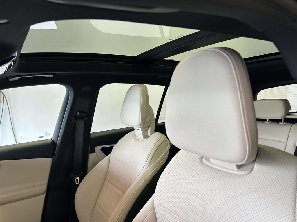 Used 2025 Mercedes-Benz GLC 300 image 13