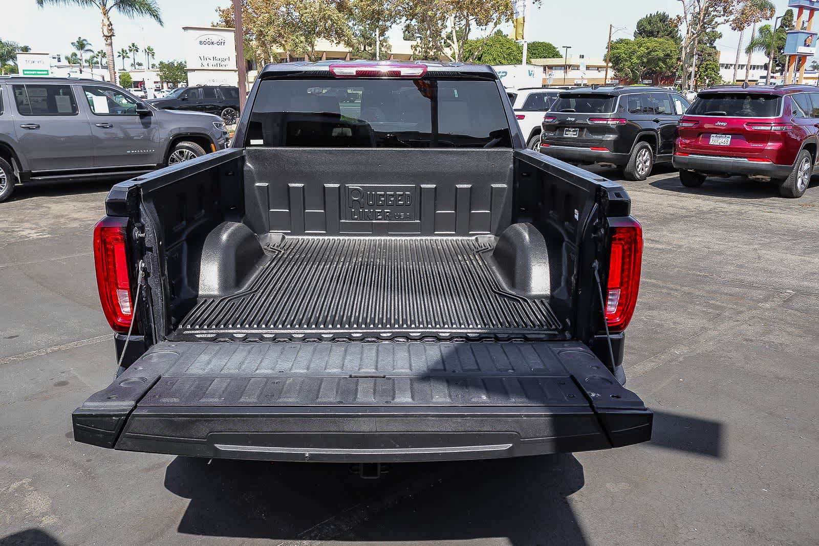 Used 2025 GMC Sierra 1500 SLT AWD/4WD image 26