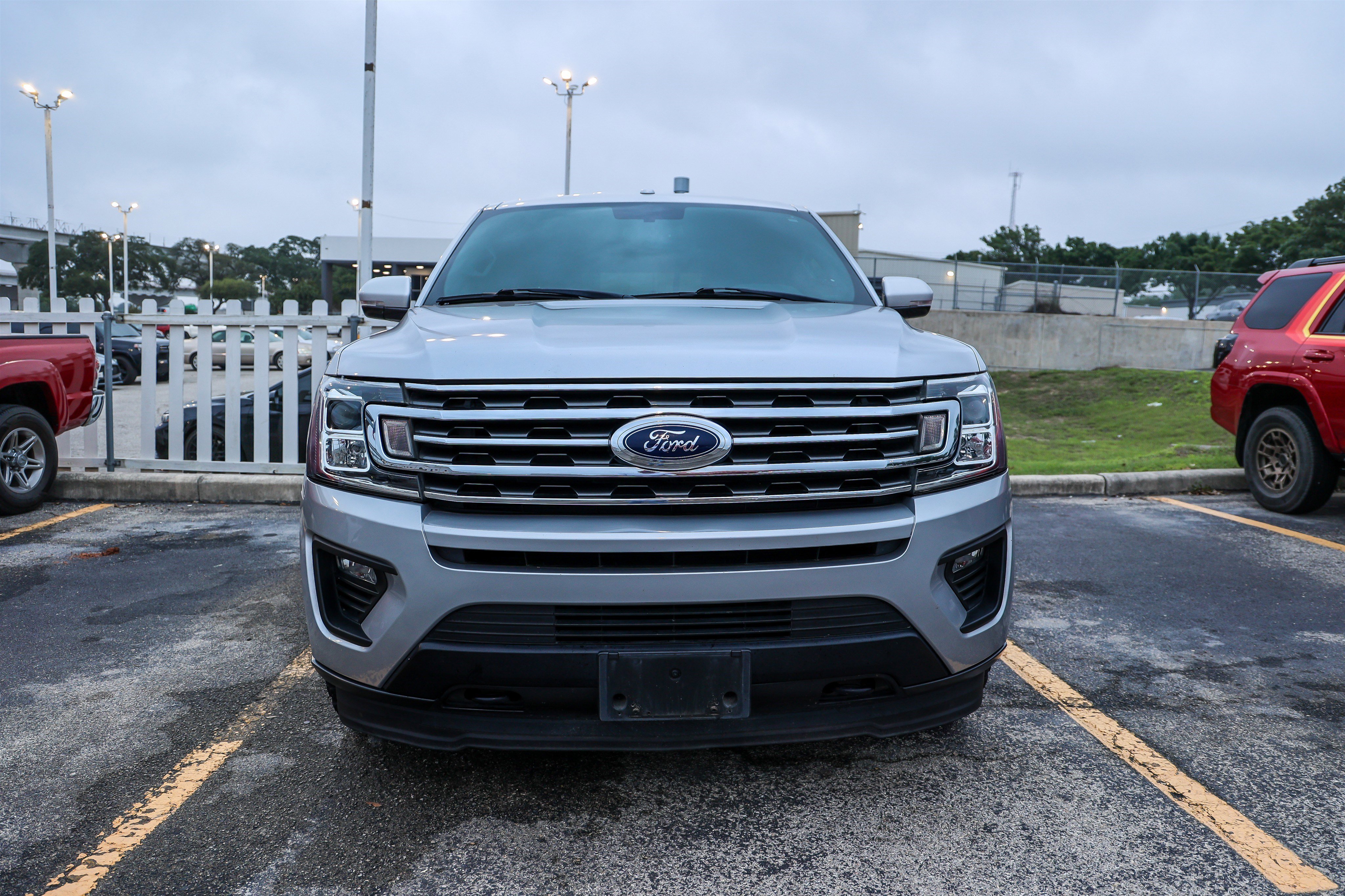 Used 2019 Ford Expedition XLT w/ Equipment Group 201A AWD/4WD image 4