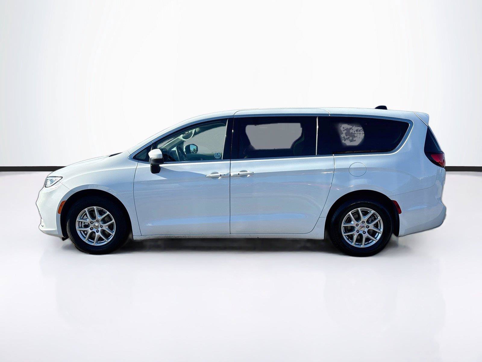 Used 2023 Chrysler Pacifica Touring-L FWD image 4