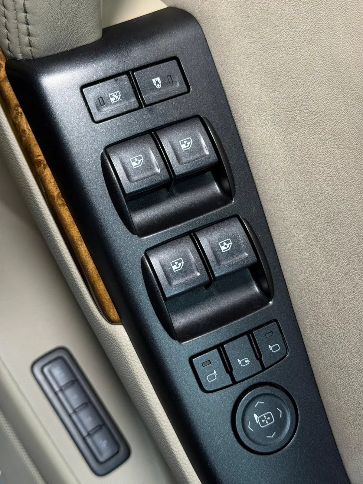 Used 2015 GMC Yukon Denali w/ Premium Package RWD image 28