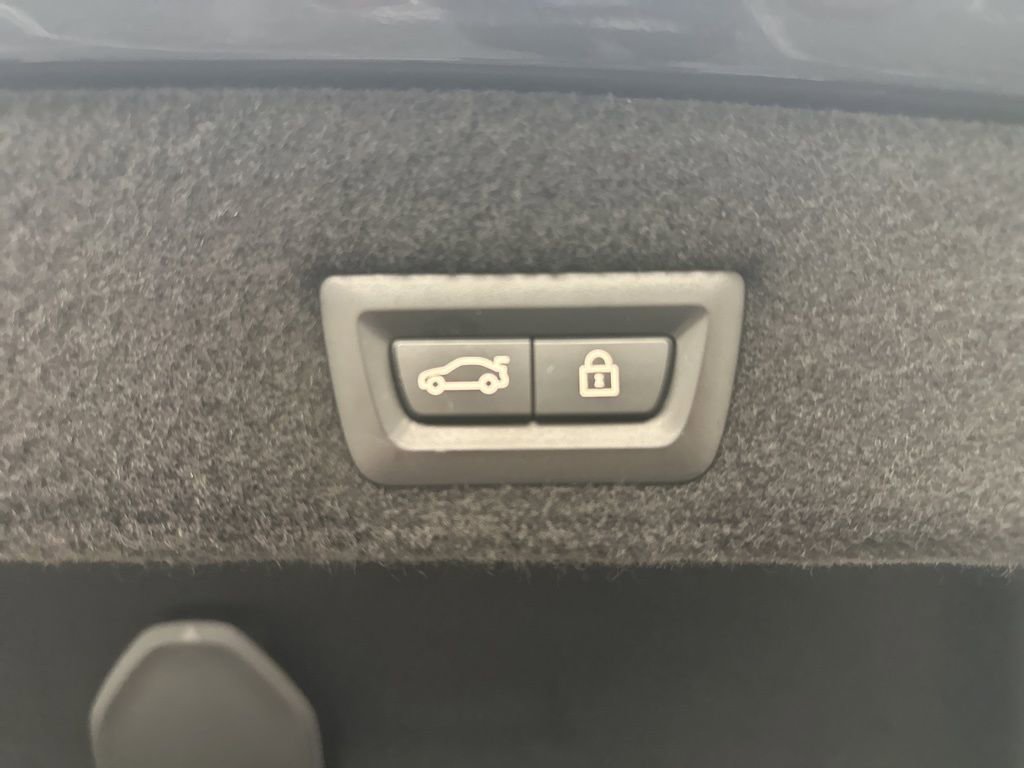 Used 2019 BMW 740i xDrive w/ M Sport Package image 28