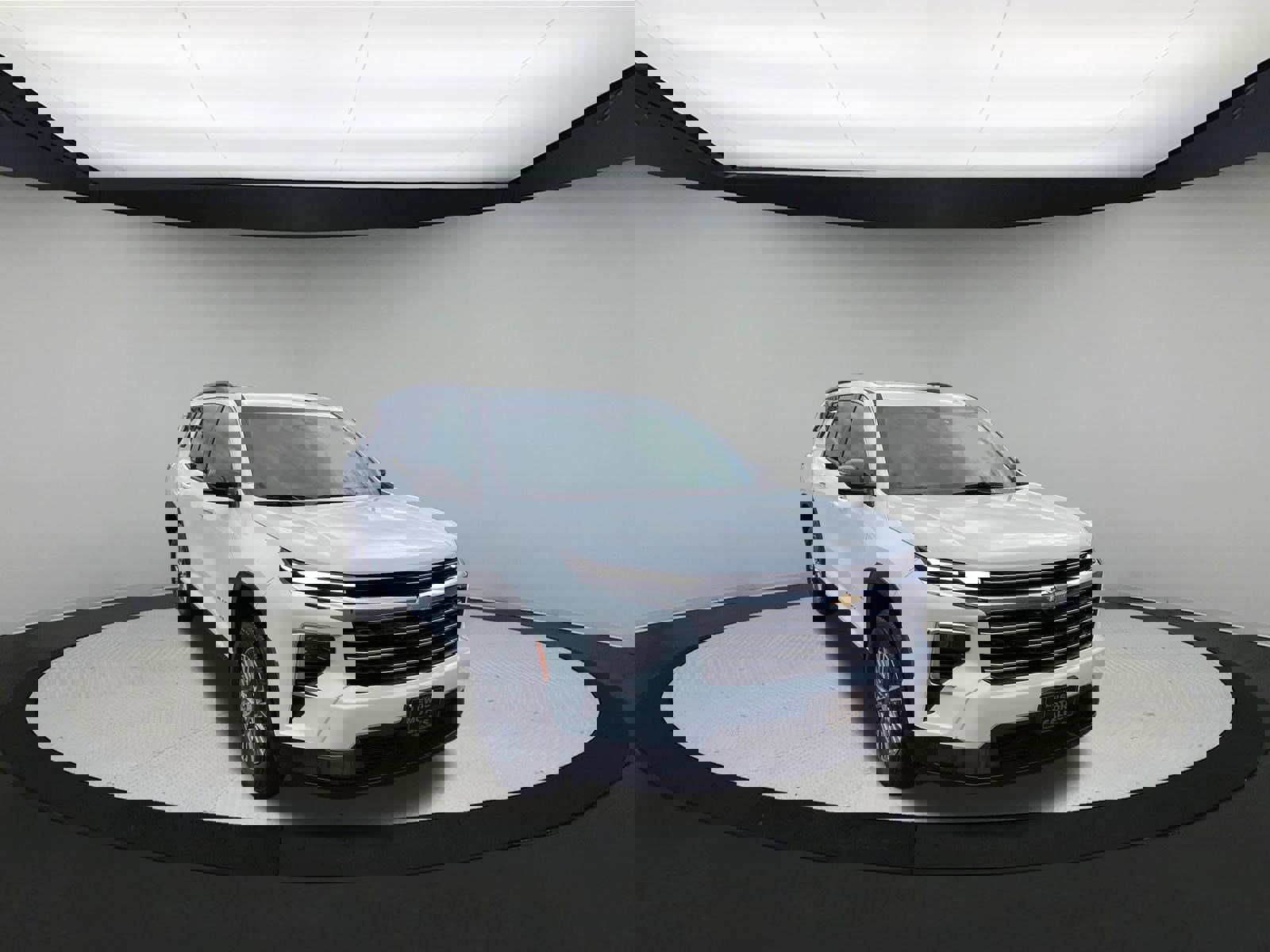 Used 2025 Chevrolet Traverse LT image 2