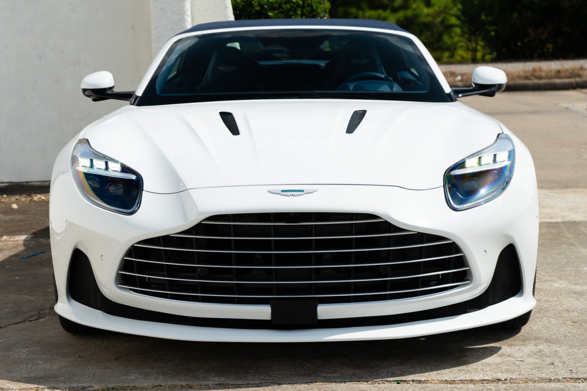 Used 2025 Aston Martin DB12 Convertible RWD image 17