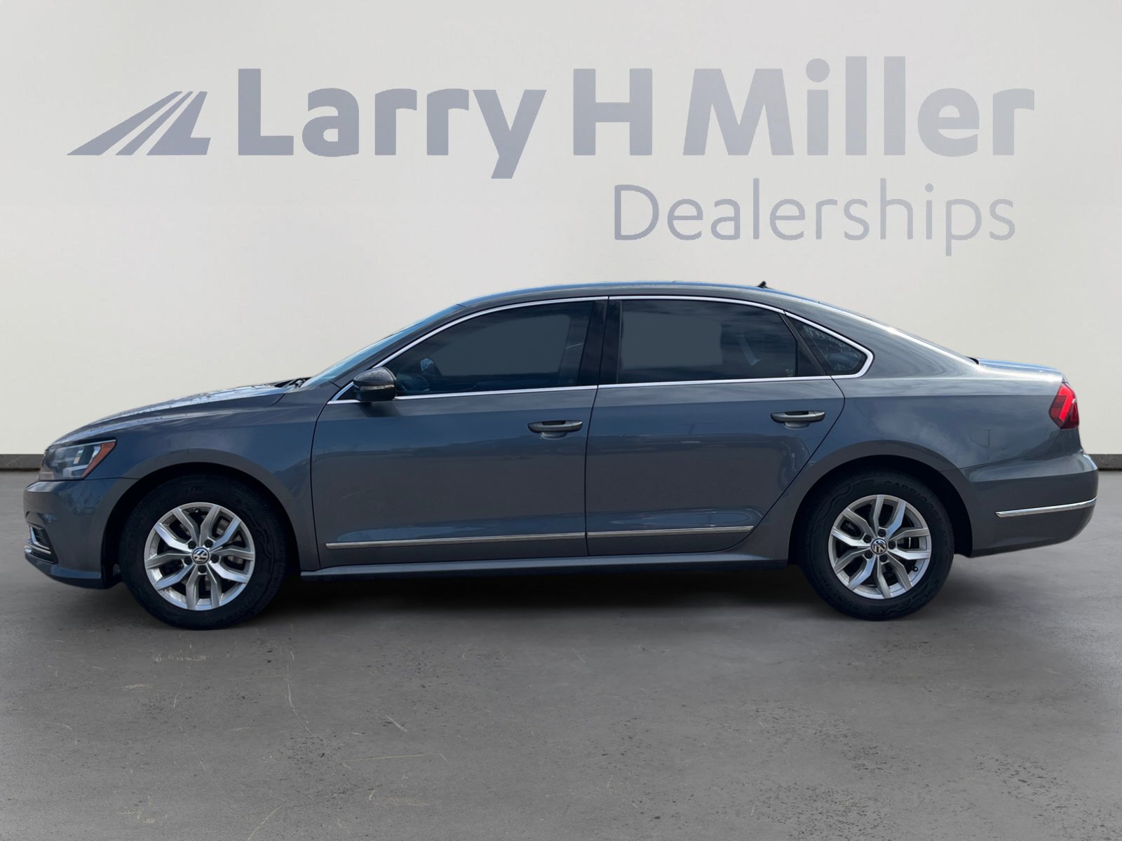 Used 2017 Volkswagen Passat 1.8T S image 2