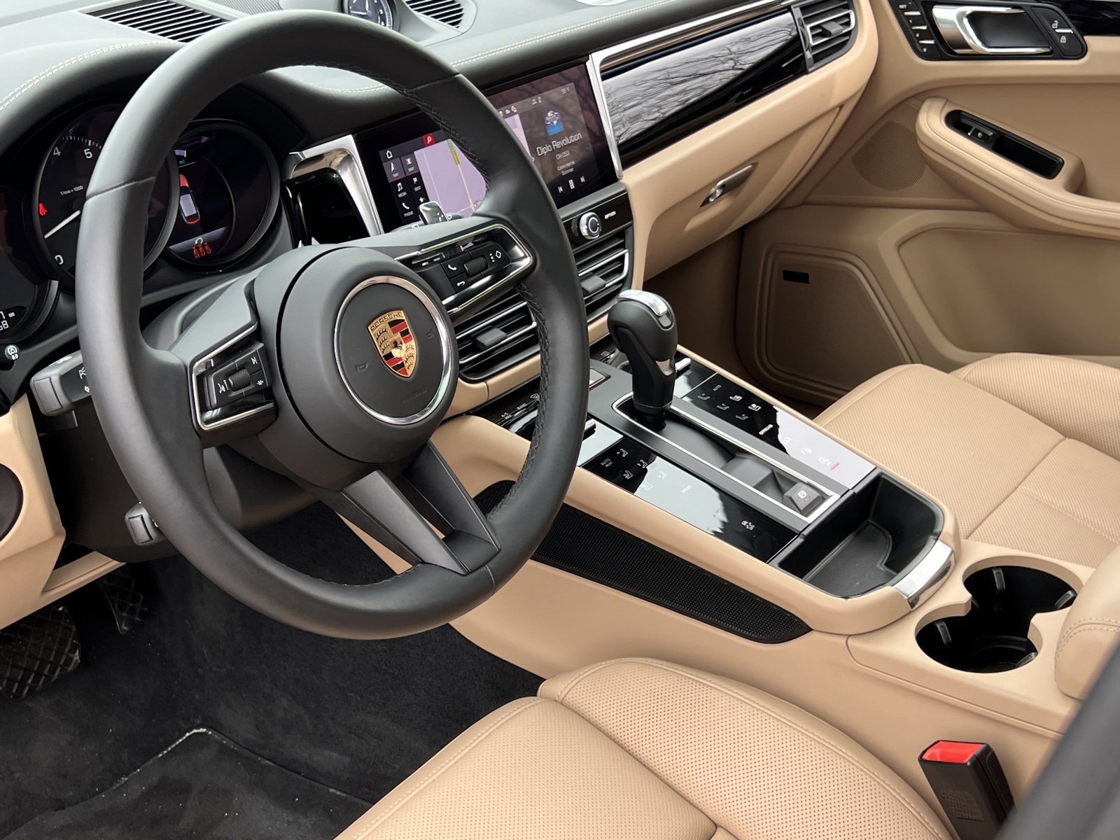 Certified 2025 Porsche Macan image 4