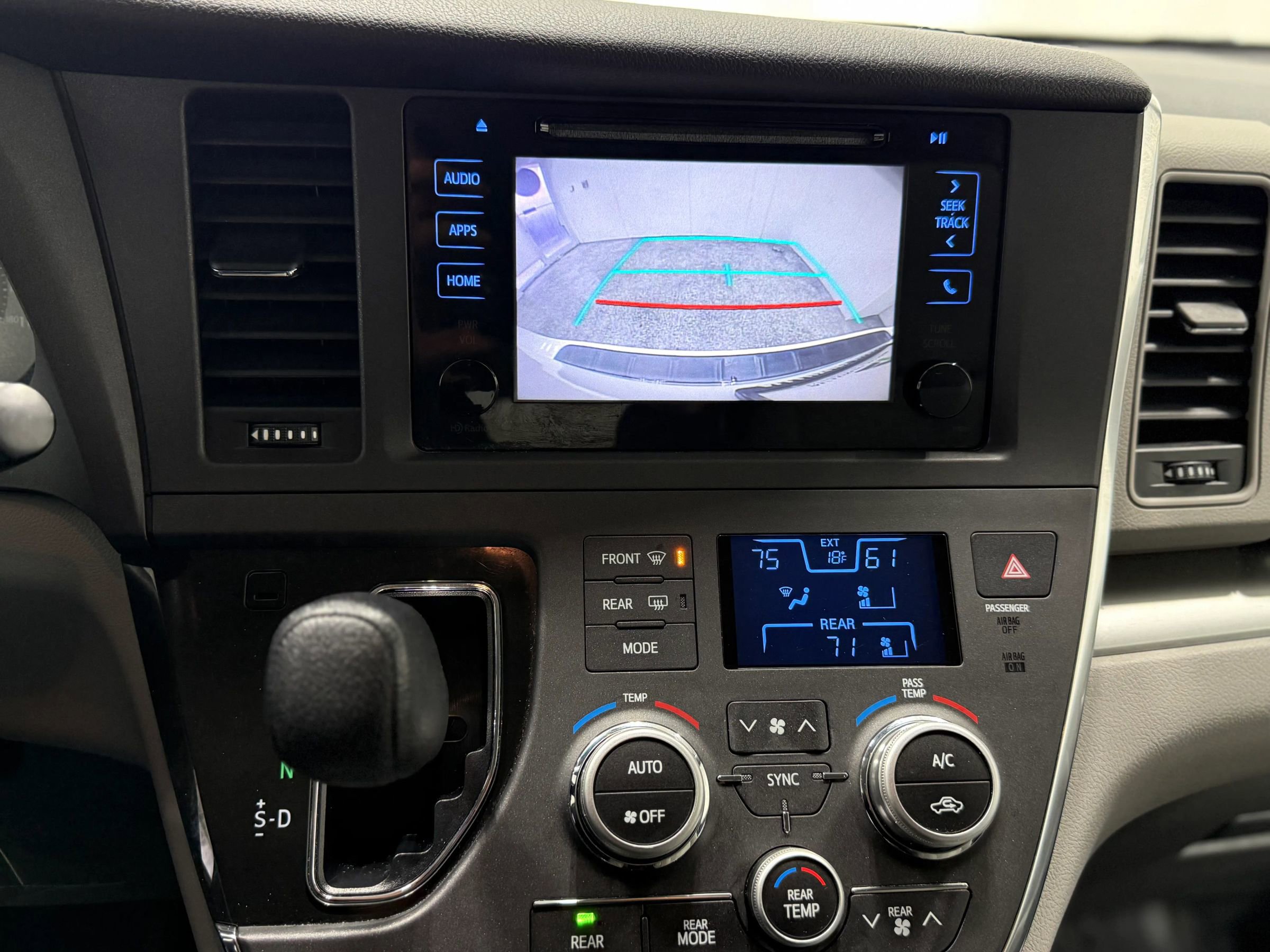 Used 2017 Toyota Sienna LE image 18