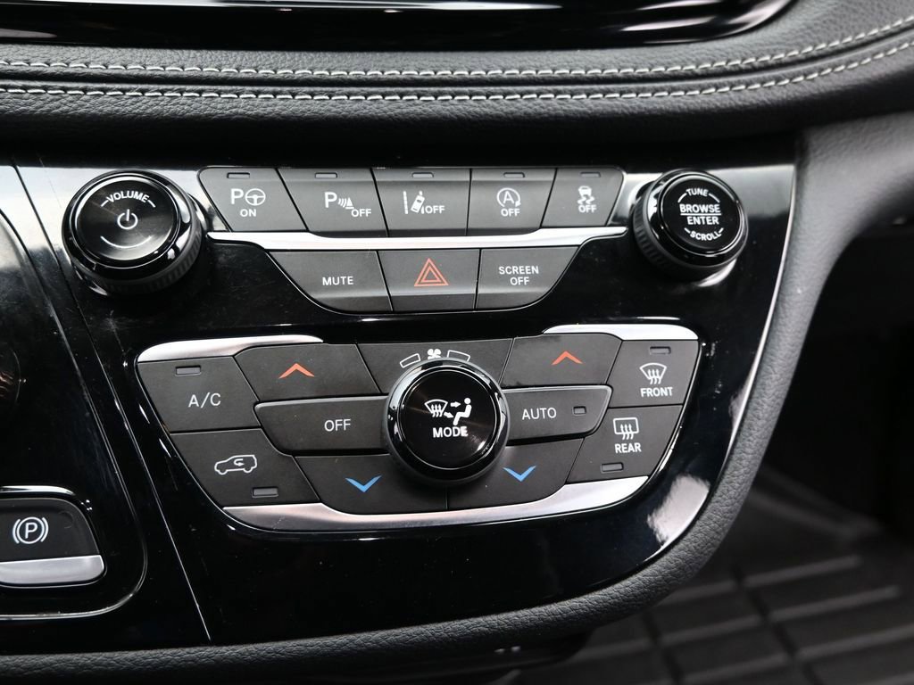 Used 2025 Chrysler Pacifica Select image 22