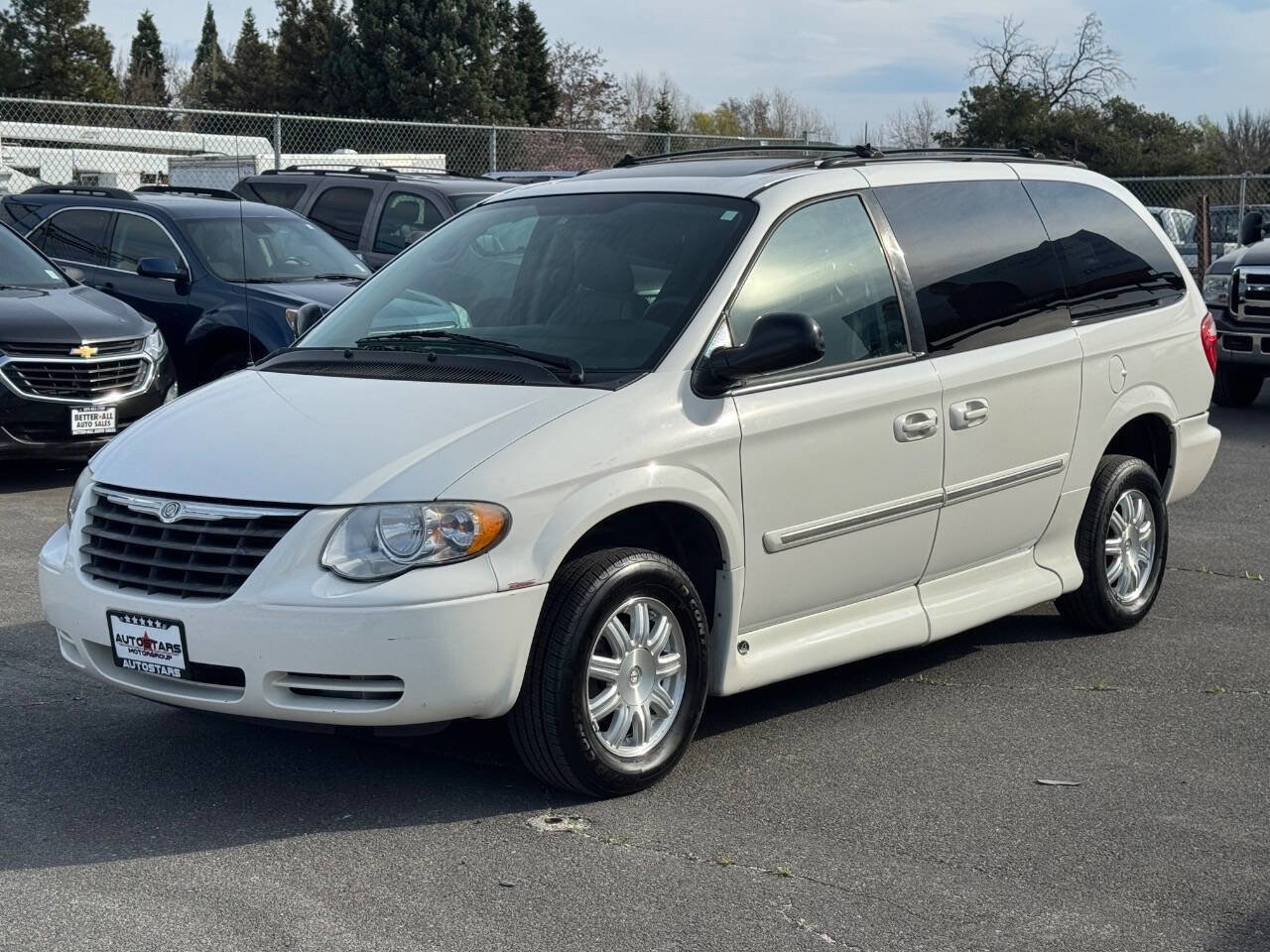 Used 2005 Chrysler Town & Country Touring w/ Leather Interior Group image 14