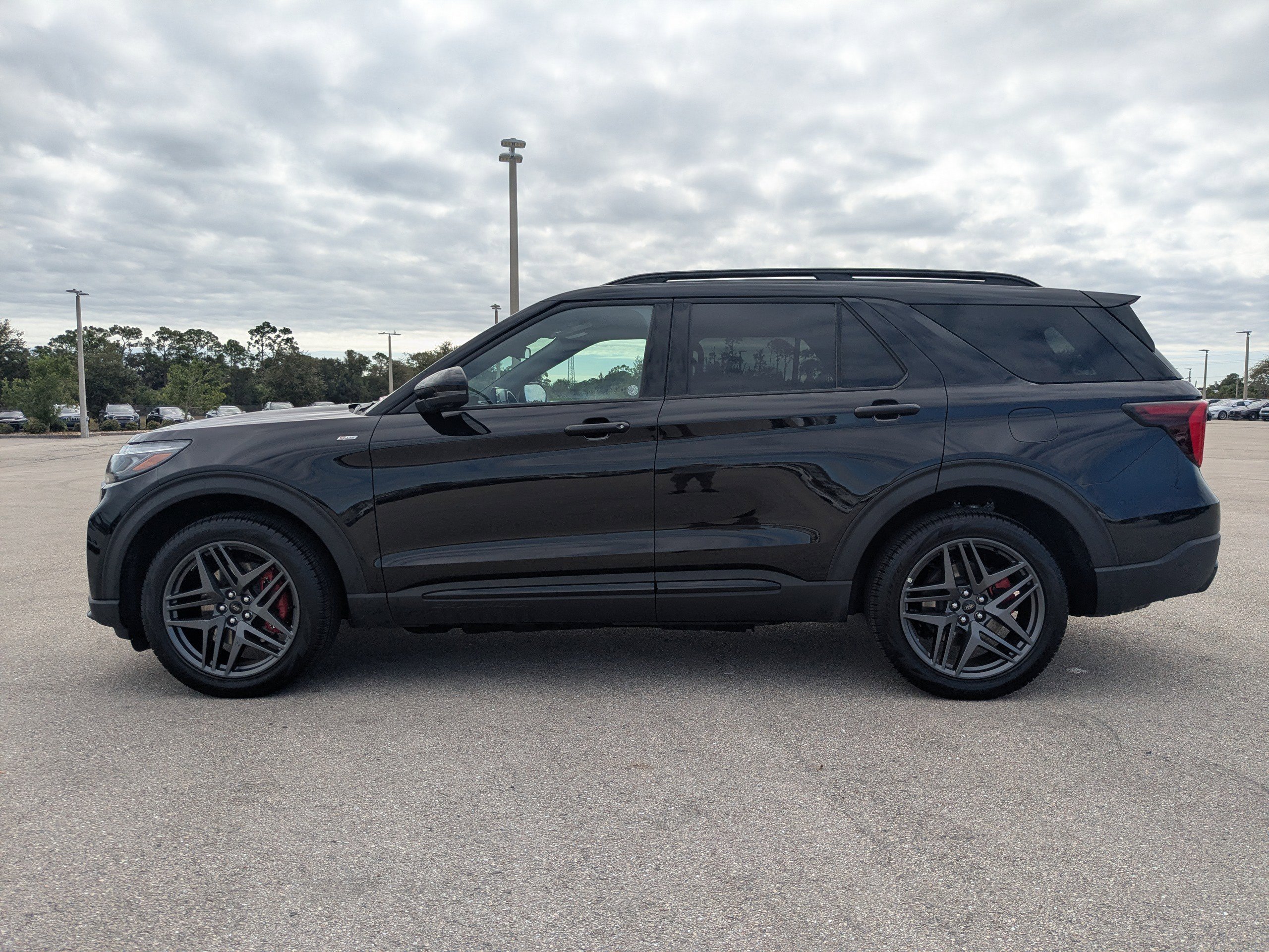 Used 2025 Ford Explorer ST-Line w/ ST-Line Street Pack image 8